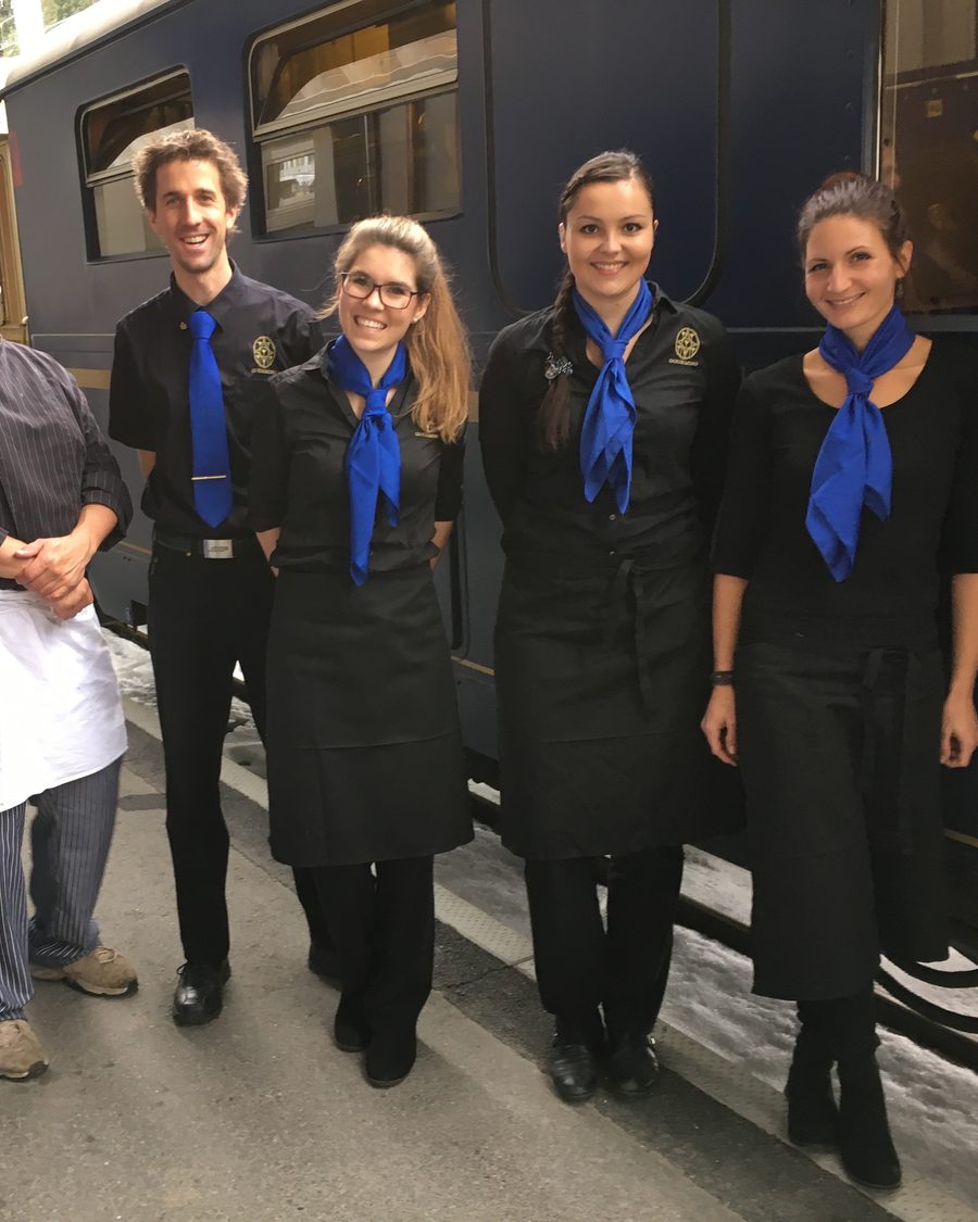 Die RailGastro-Crew vor dem Speisewagen Gourmino
