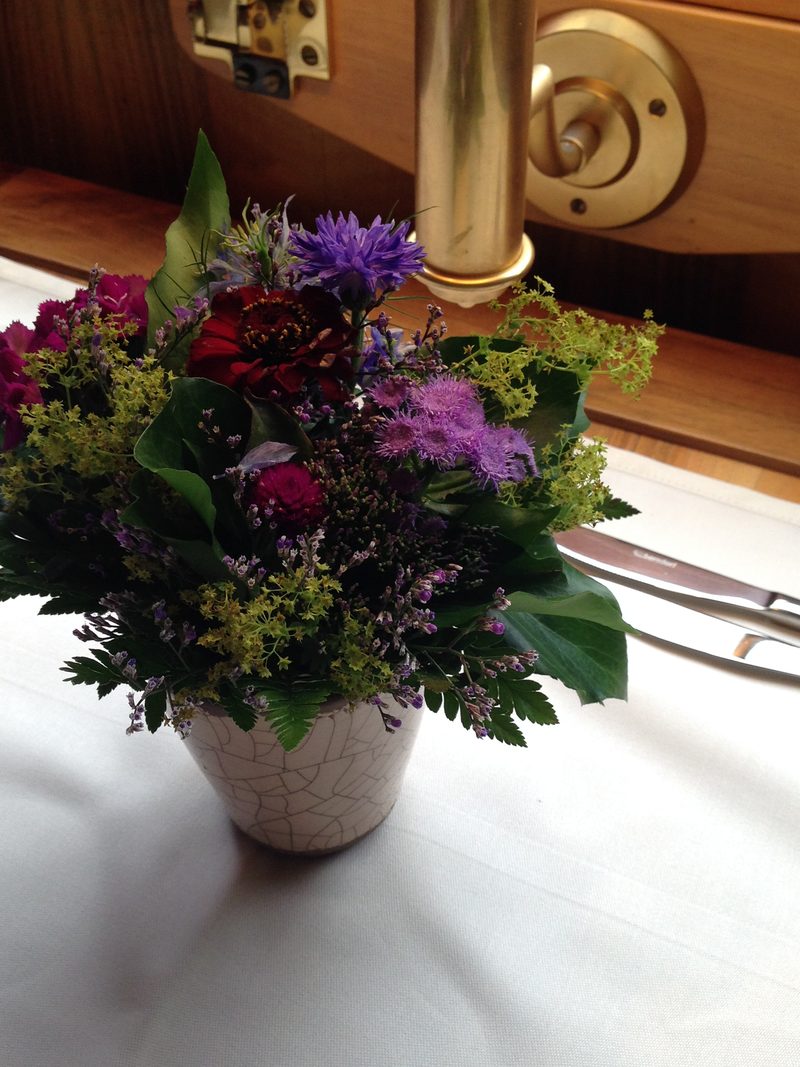 Blumenstrauss auf dem Tisch im Speisewagen Gourmino