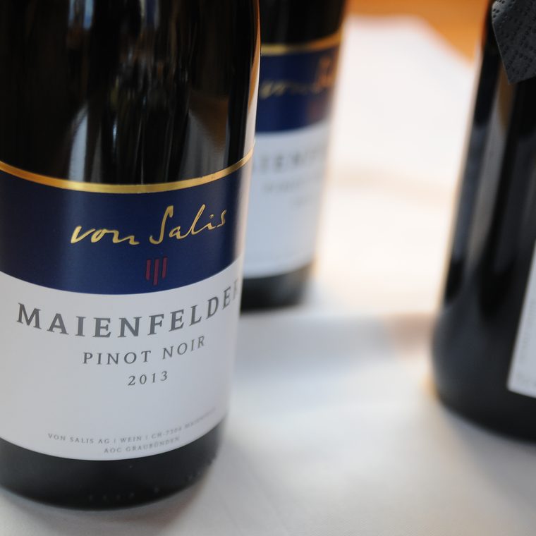 Flasche Maienfelder Pinot Noir auf dem gedeckten Tisch