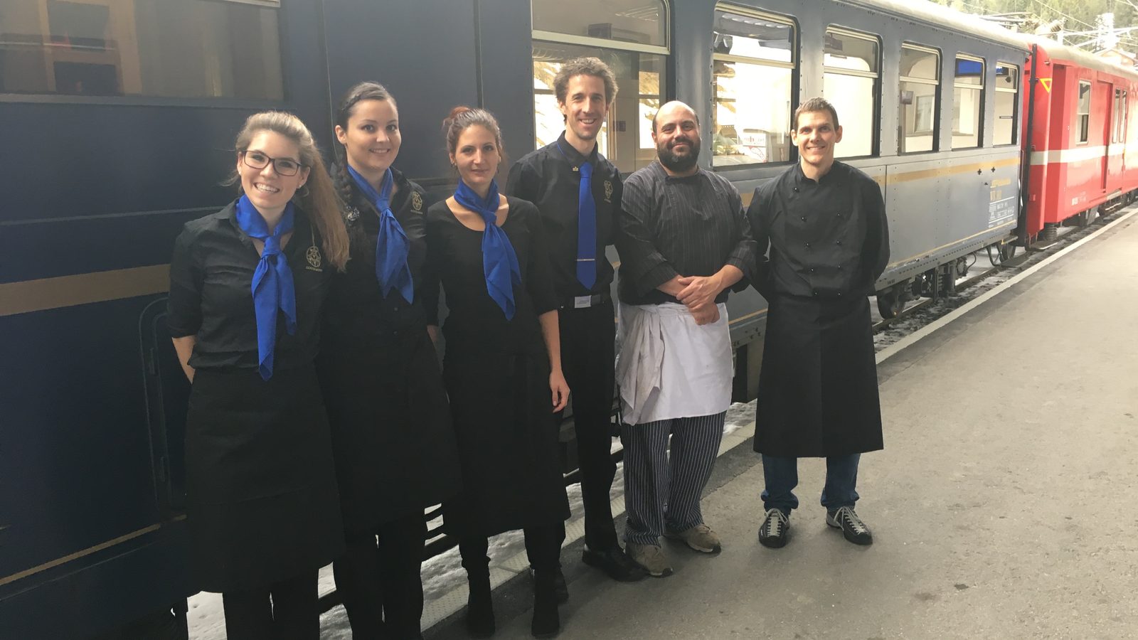Die RailGastro-Crew auf dem Bahnsteig vor dem Zug