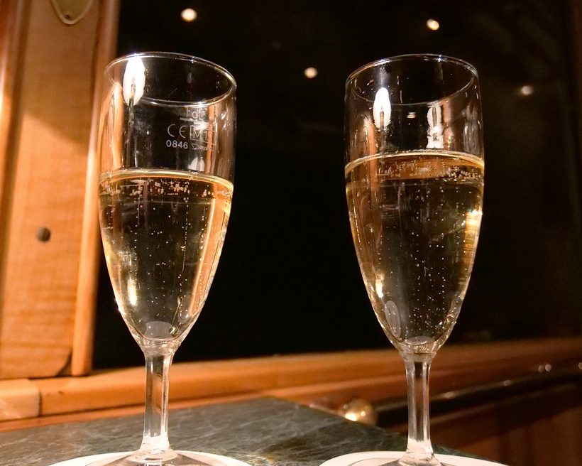 Zwei Champagnergläser auf der Marmortheke des Salonwagens PianoBar