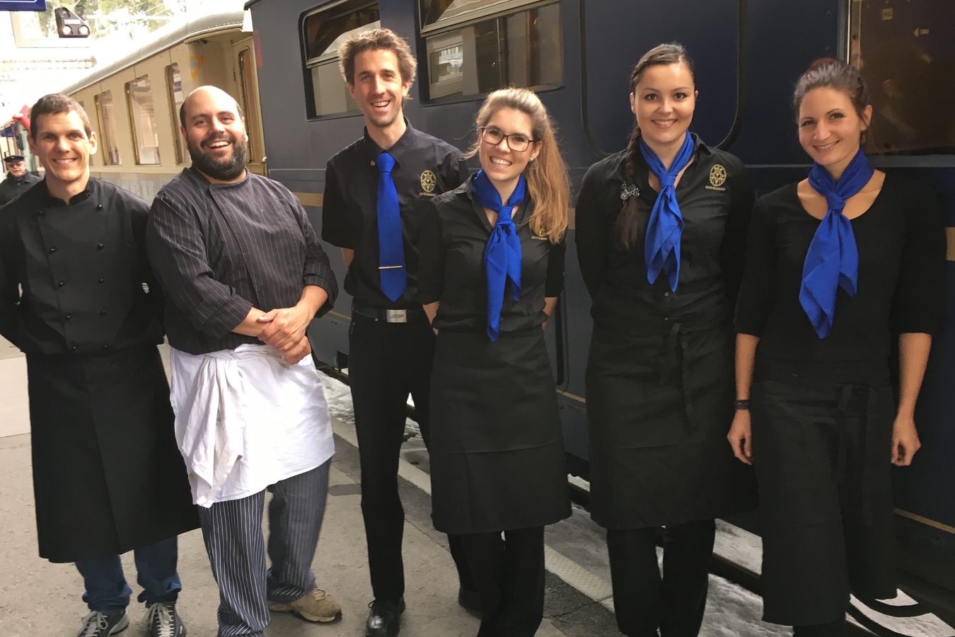 Die RailGastro-Crew auf dem Bahnsteig vor dem Speisewagen Gourmino